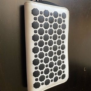 Black & white Vera Bradley wallet